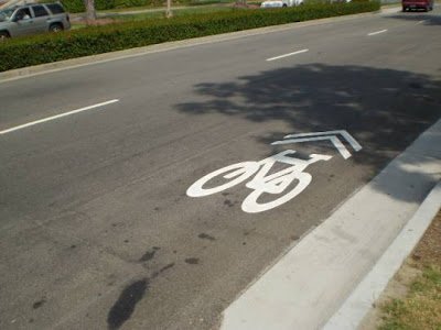http://1.bp.blogspot.com/_i3wHCTUQNsQ/SgR8wL1yI-I/AAAAAAAAADQ/aBDblYw22L4/s400/sharrows.jpg