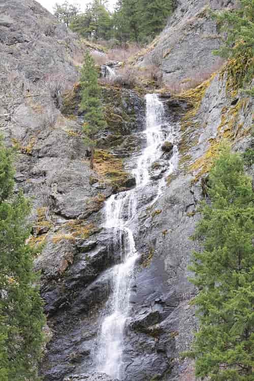 Watch for seasonal waterfalls on the surrounding cliffs as you ascend a rocky gorge. Photo: Holly Weiler