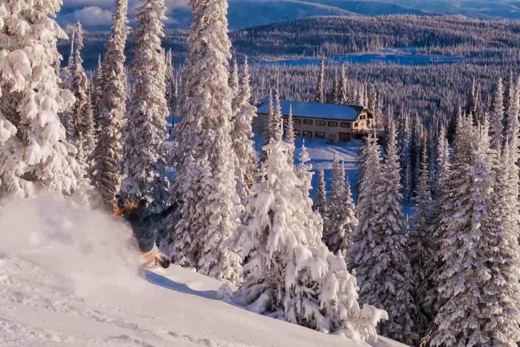 With the First Tracks program, get in early-bird laps before breakfast at the Sunburst Bar + Eatery (Photo: Aaron Theisen)