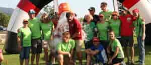 Photo of runners posing under arch.